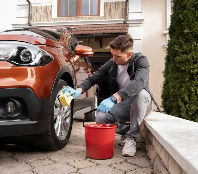 Lavage auto à domicile Allègre : professionnel intervenant sur un véhicule